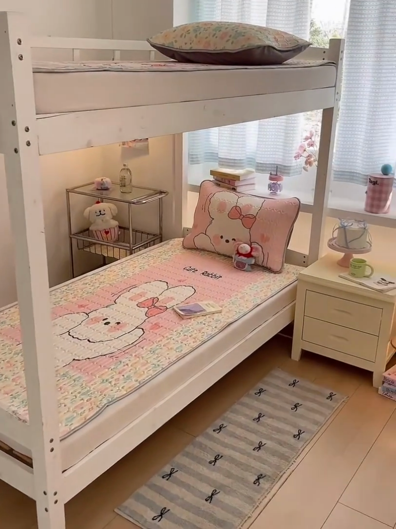 91家纺网 家纺一手货源 找家纺 川悦生活 2025新款大阪宿舍凉感丝凉席 花田奶兔