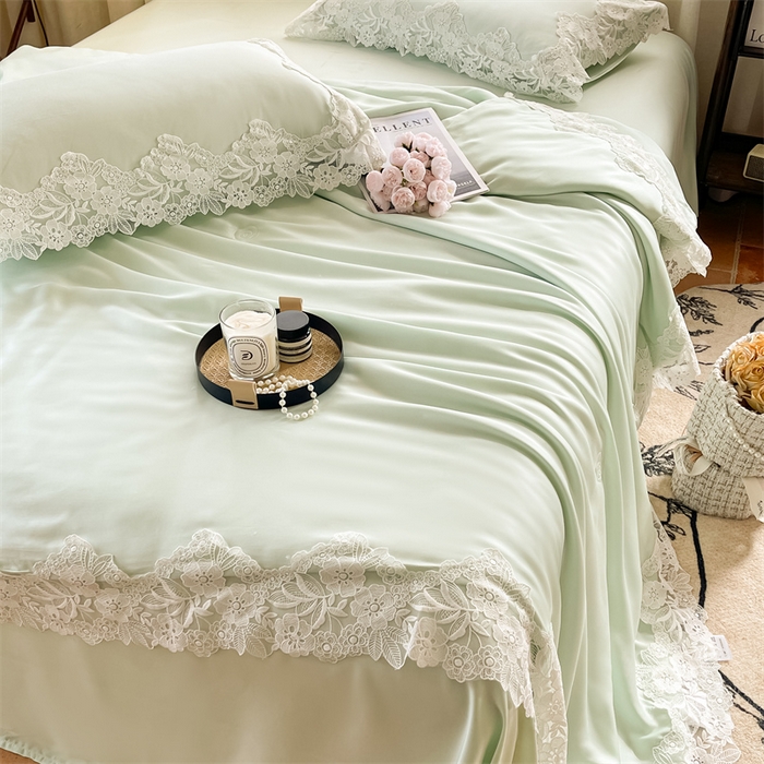 91家纺网 家纺一手货源 找家纺 雯豆家纺 2025夏季新品天丝蕾丝花边款夏被四件套夏天凉感薄被空调被 米娅-山茶绿