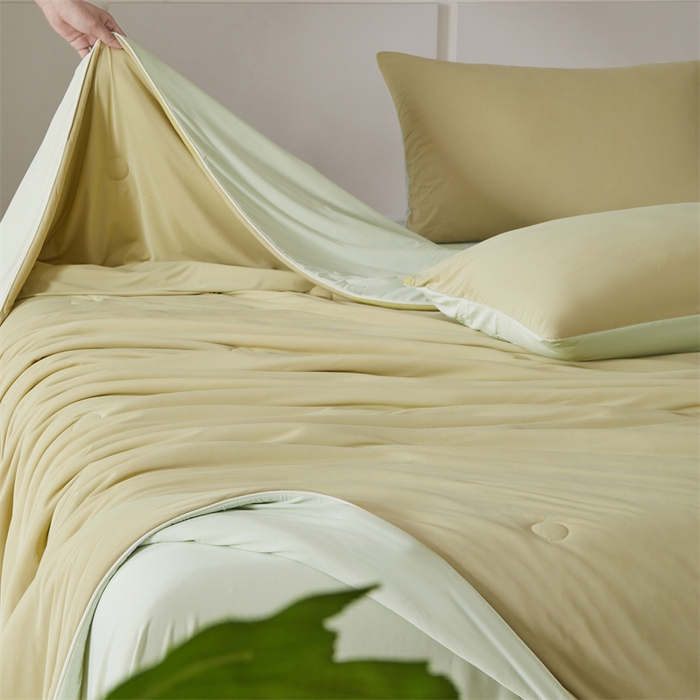 91家纺网 家纺一手货源 找家纺 雯豆家纺 2025夏季新品7A抗菌氨纶凉感丝夏凉被冰丝双人抑菌薄款透气薄被芯 冻冻凉感夏被-麦垛黄+梅子青