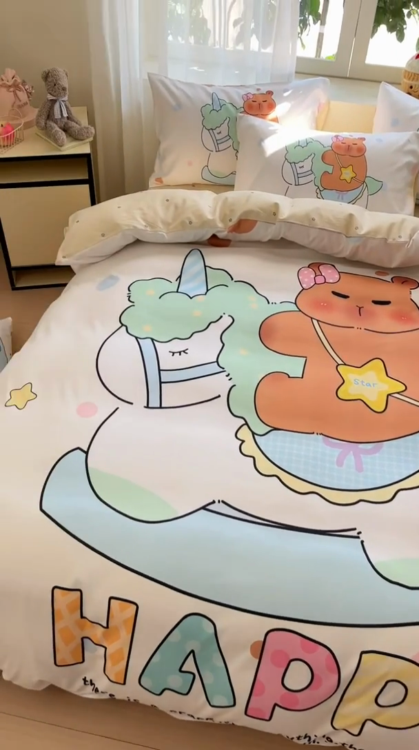 91家纺网 家纺一手货源 找家纺 博雅 2025新款全棉大版印花四件套-卡皮巴拉 木马卡皮巴拉