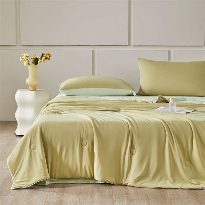 91家纺网 家纺一手货源 找家纺 雯豆家纺 2025夏季新品7A抗菌氨纶凉感丝夏凉被冰丝双人抑菌薄款透气薄被芯 冻冻凉感夏被-麦垛黄+梅子青