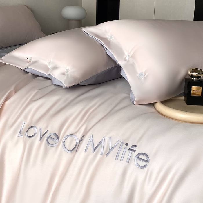 91家纺网 家纺一手货源 找家纺 优悦 2025新款冰丝印花刺绣双拼四件套-漫心 冰莓粉