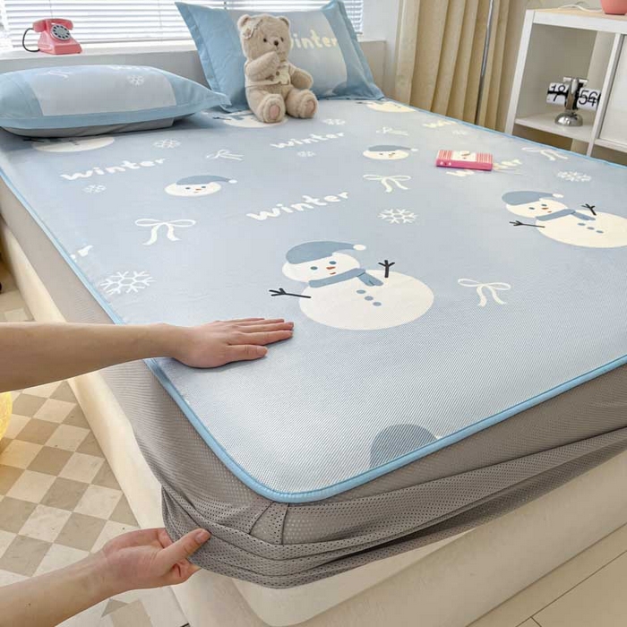 91家纺网 家纺一手货源 找家纺 鑫琪莱家纺 2025新款数码印花加密冰藤凉席三件套 床笠款-冰雪童话