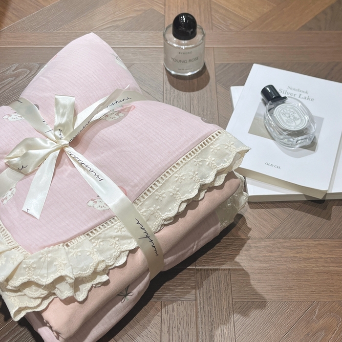 91家纺网 家纺一手货源 找家纺 荣轩家居 2025新款全棉双层纱镂空花边工艺款四件套蔓越桃桃