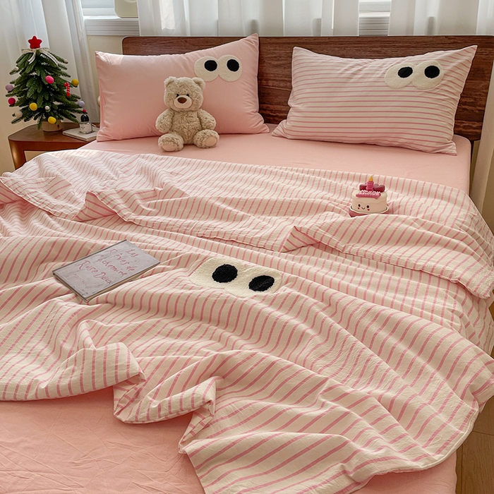 91家纺网 家纺一手货源 找家纺 桃心家居 2025新款云柔水洗棉毛巾绣大豆单夏被夏被四件套 水洗棉-大眼睛夏被粉条粉