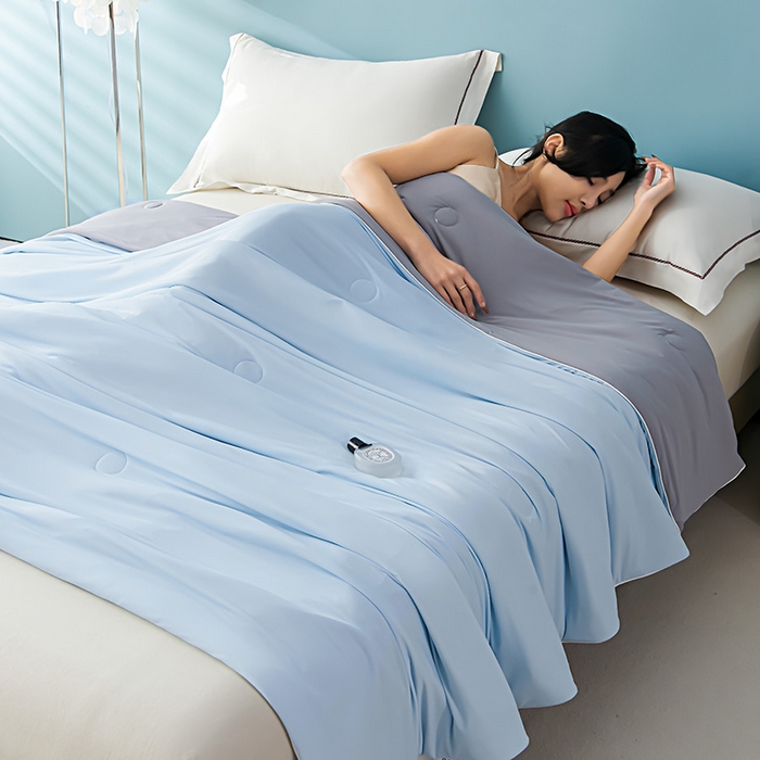 91家纺网 家纺一手货源 找家纺 益多眠 2025年新款凉感丝双拼夏被夏凉被被子被芯 天蓝灰