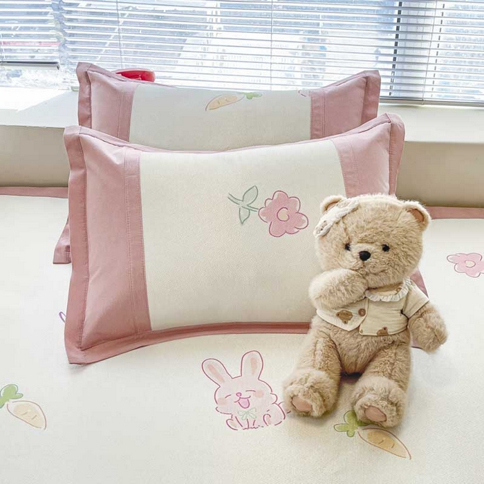 91家纺网 家纺一手货源 找家纺 鑫琪莱家纺 2025新款数码印花加密冰藤凉席三件套 床笠款-花园小兔