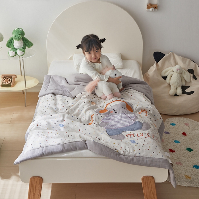 91家纺网 家纺一手货源 找家纺 荷马之梦 2025新款A类全棉双层纱贴布绣大豆儿童夏被轻芯系列 音乐小象