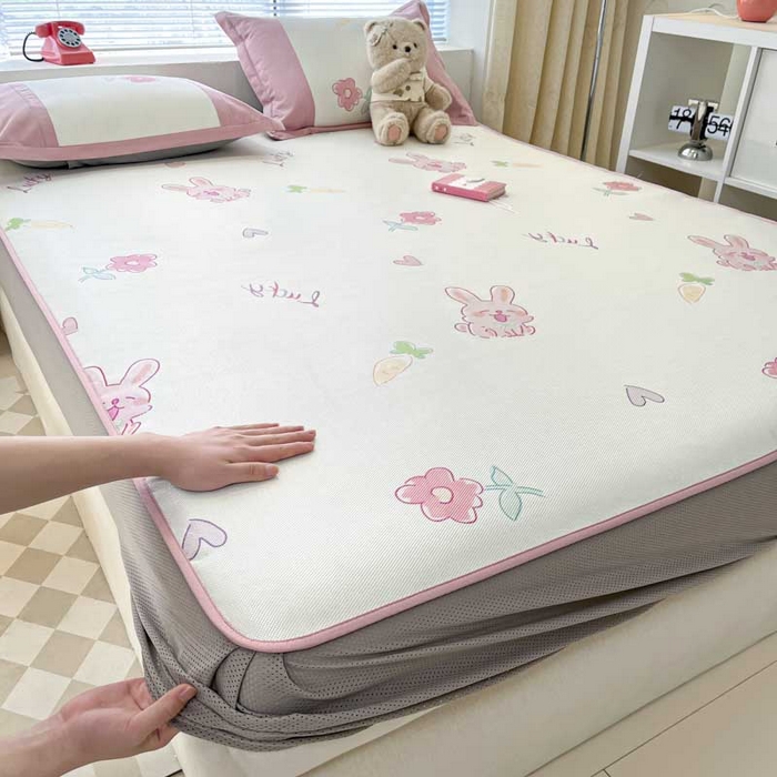 91家纺网 家纺一手货源 找家纺 鑫琪莱家纺 2025新款数码印花加密冰藤凉席三件套 床笠款-花园小兔