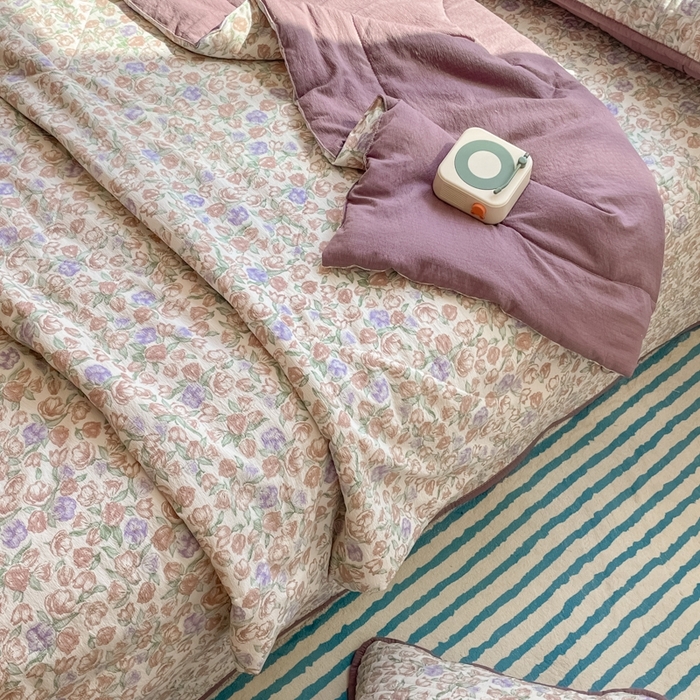 91家纺网 家纺一手货源 找家纺 老帅的工厂店2025新款a类云感双层纱7a抗菌夏被四件套 满园春紫