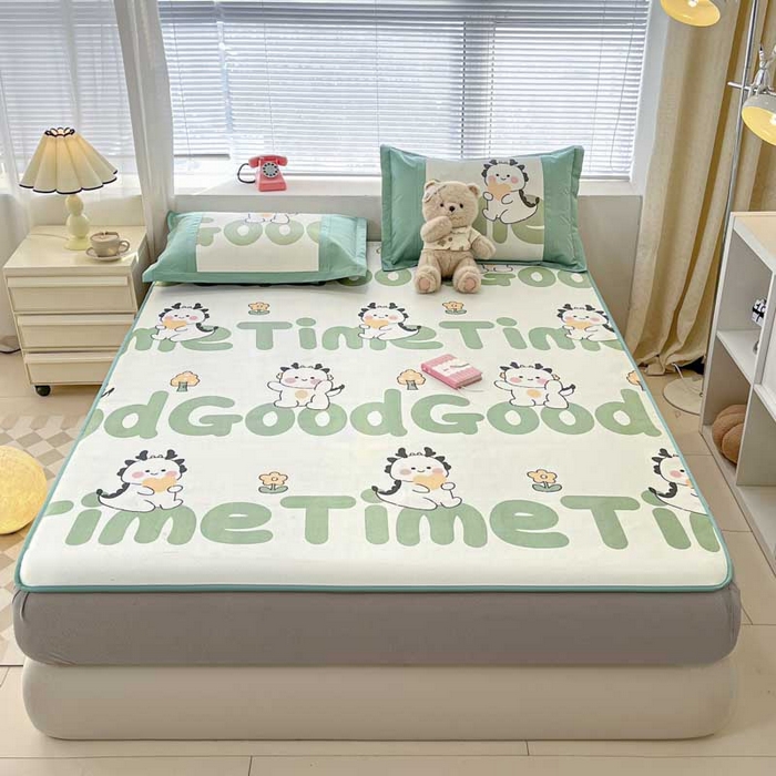 91家纺网 家纺一手货源 找家纺 鑫琪莱家纺 2025新款数码印花加密冰藤凉席三件套 床笠款-乐时恐龙