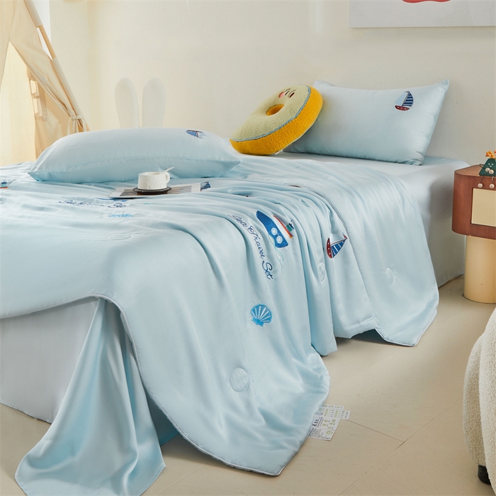 91家纺网 家纺一手货源 找家纺 雯豆家纺 2025夏季新品7A抗菌莱赛尔兰精天丝绣花刺绣夏被空调被四件套凉感被芯 帆船系列-天空蓝