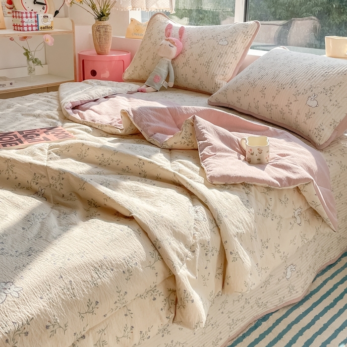 91家纺网 家纺一手货源 找家纺 老帅的工厂店2025新款a类云感双层纱7a抗菌夏被四件套 兔兔密语