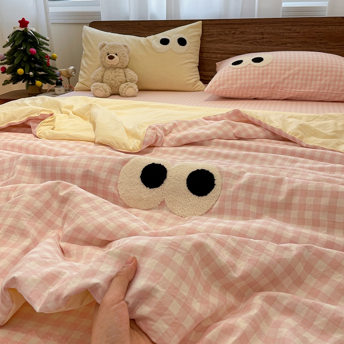 91家纺网 家纺一手货源 找家纺 桃心家居 2025新款云柔水洗棉毛巾绣大豆单夏被夏被四件套 水洗棉-大眼睛夏被粉小格奶黄