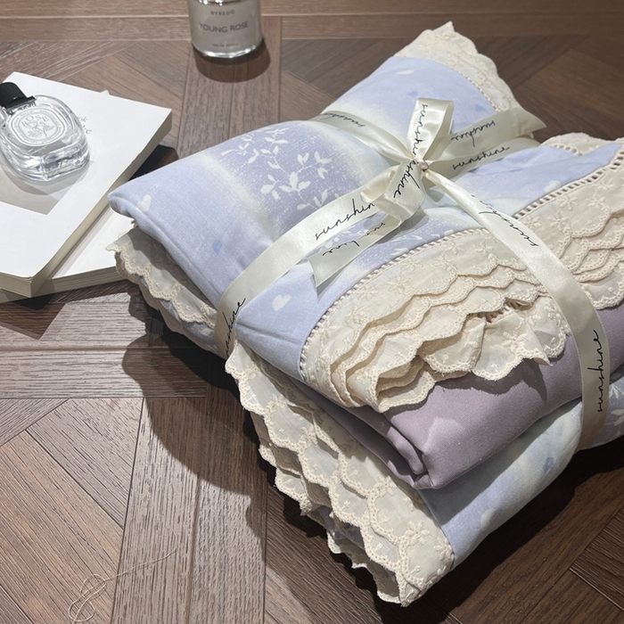 91家纺网 家纺一手货源 找家纺 荣轩家居 2025新款全棉双层纱镂空花边工艺款四件套薄荷花影