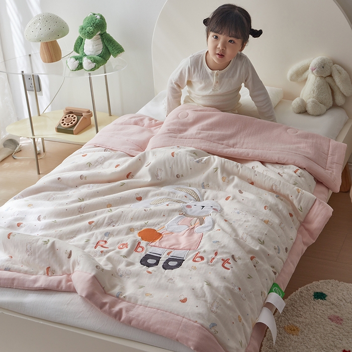 91家纺网 家纺一手货源 找家纺 荷马之梦 2025新款A类全棉双层纱贴布绣大豆儿童夏被轻芯系列 长耳朵兔兔