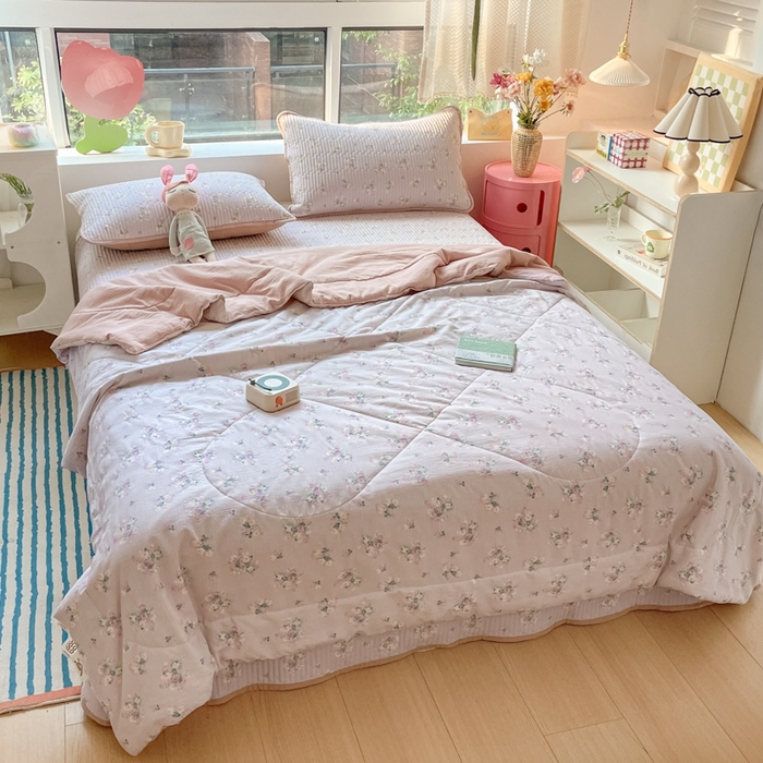 91家纺网 家纺一手货源 找家纺 老帅的工厂店2025新款a类云感双层纱7a抗菌夏被四件套 春芽