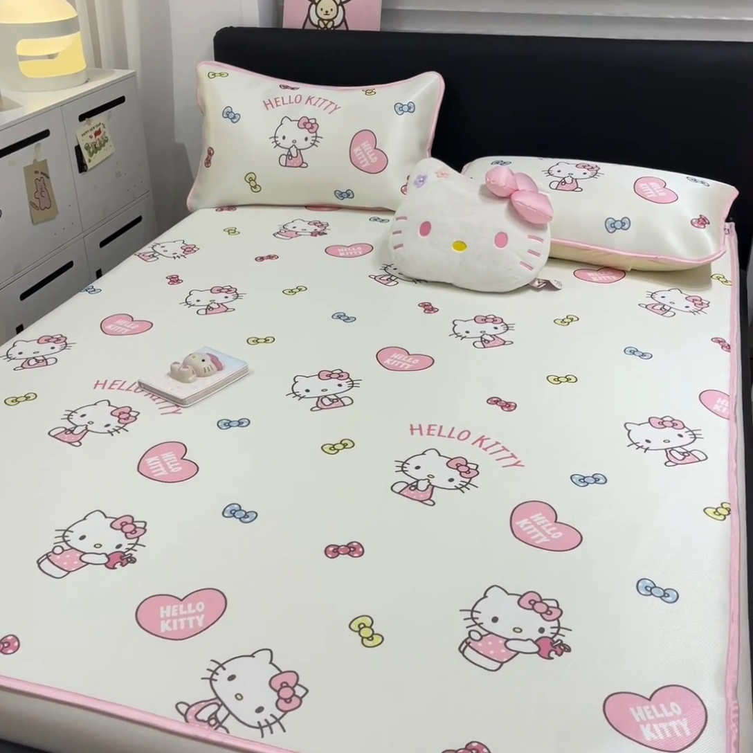 91家纺网 家纺一手货源 找家纺 暮思家居 2025新款三丽鸥正版授权数码印花A类可机洗1200D冰丝凉席三件套平铺款系列 平铺款-公主KT