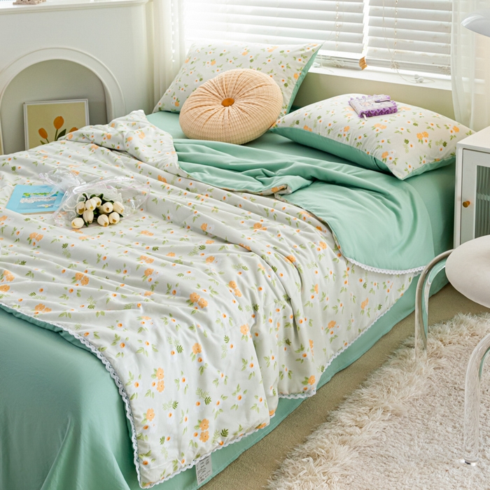 91家纺网 家纺一手货源 找家纺 穆琪 2025新款小花边印花夏被小清新夏凉被 相伴花开