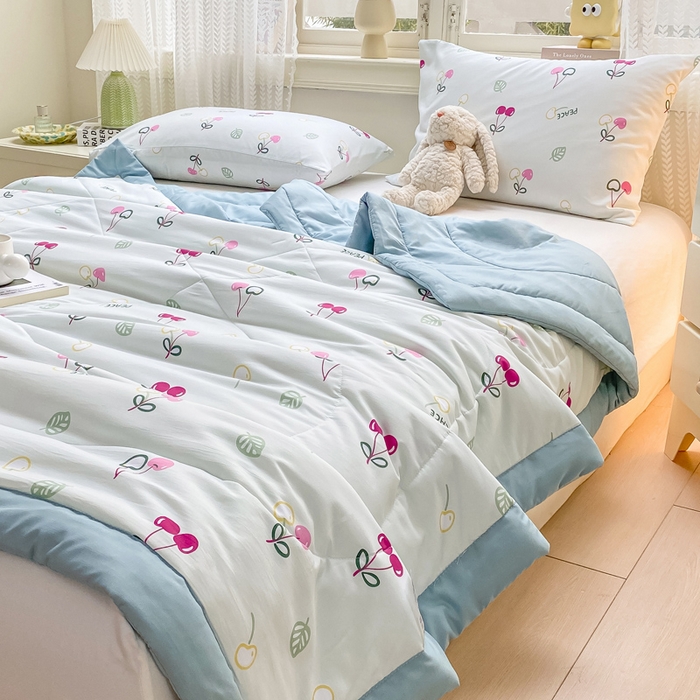 91家纺网 家纺一手货源 找家纺 穆琪 2025年新款小清新手包边夏凉被水洗棉印花夏被 小欢喜