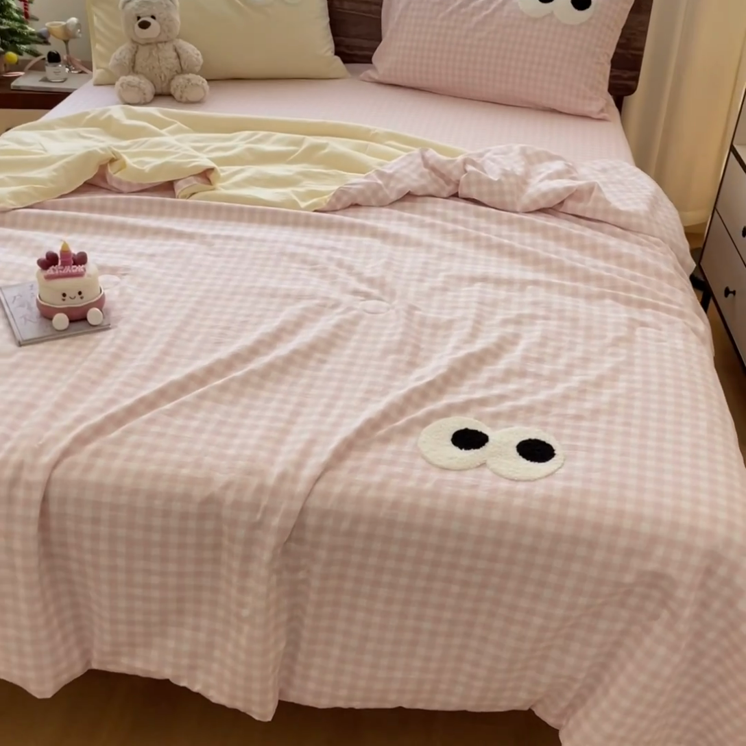 91家纺网 家纺一手货源 找家纺 桃心家居 2025新款云柔水洗棉毛巾绣大豆单夏被夏被四件套 水洗棉-大眼睛夏被粉小格奶黄