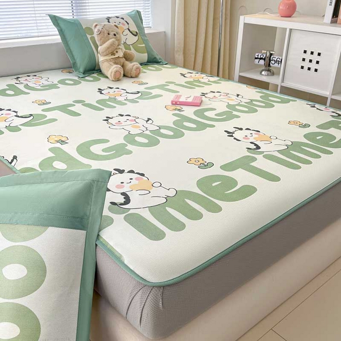 91家纺网 家纺一手货源 找家纺 鑫琪莱家纺 2025新款数码印花加密冰藤凉席三件套 床笠款-乐时恐龙