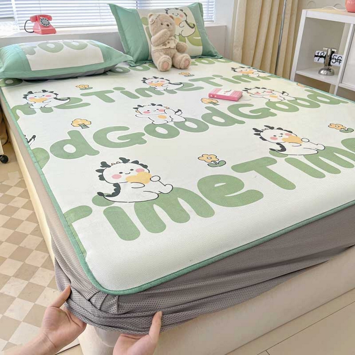 91家纺网 家纺一手货源 找家纺 鑫琪莱家纺 2025新款数码印花加密冰藤凉席三件套 床笠款-乐时恐龙