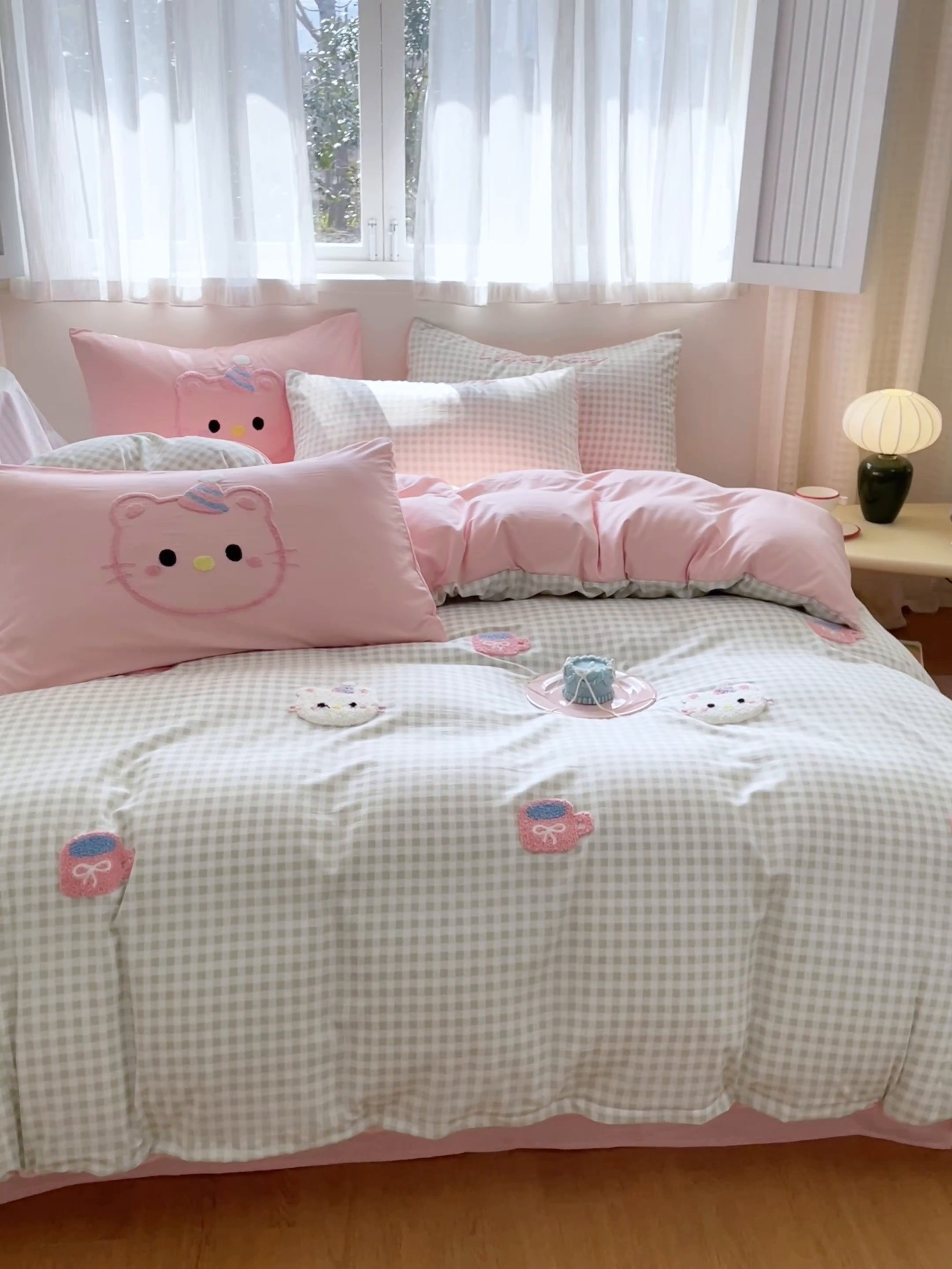 91家纺网 家纺一手货源 找家纺 星座家纺 2025新款水洗棉毛巾绣四件套 笑脸KT 绿粉