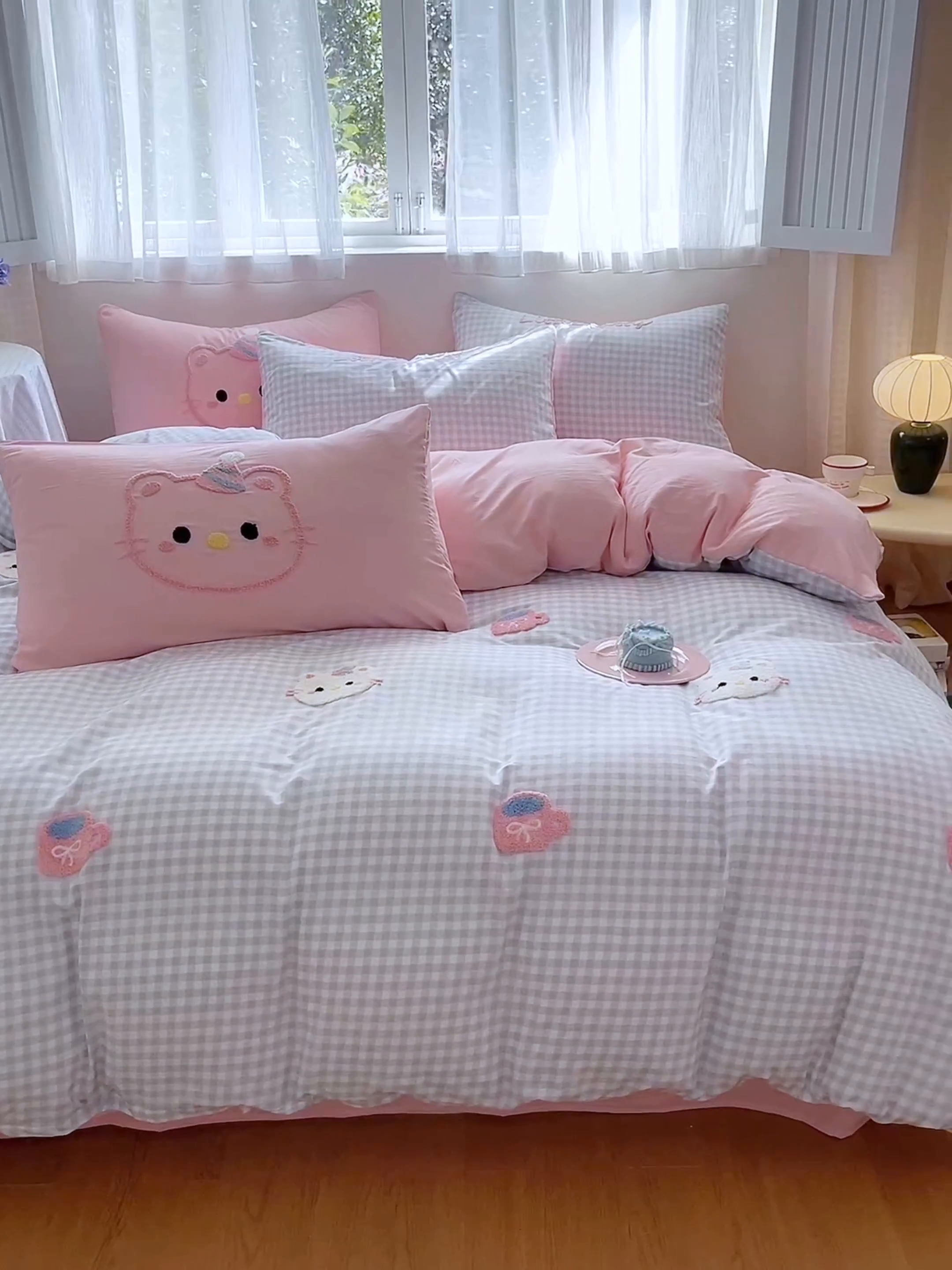 91家纺网 家纺一手货源 找家纺 星座家纺 2025新款水洗棉毛巾绣四件套 笑脸KT 蓝粉