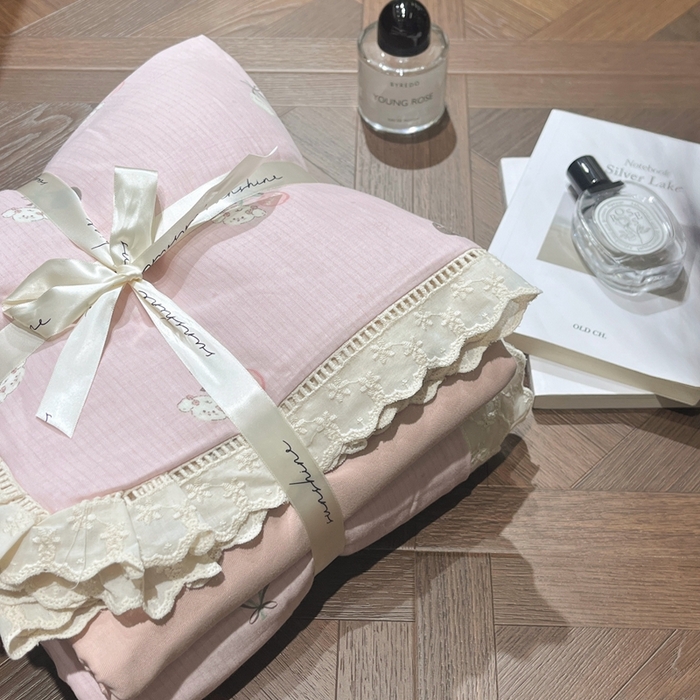 91家纺网 家纺一手货源 找家纺 荣轩家居 2025新款全棉双层纱镂空花边工艺款四件套蔓越桃桃