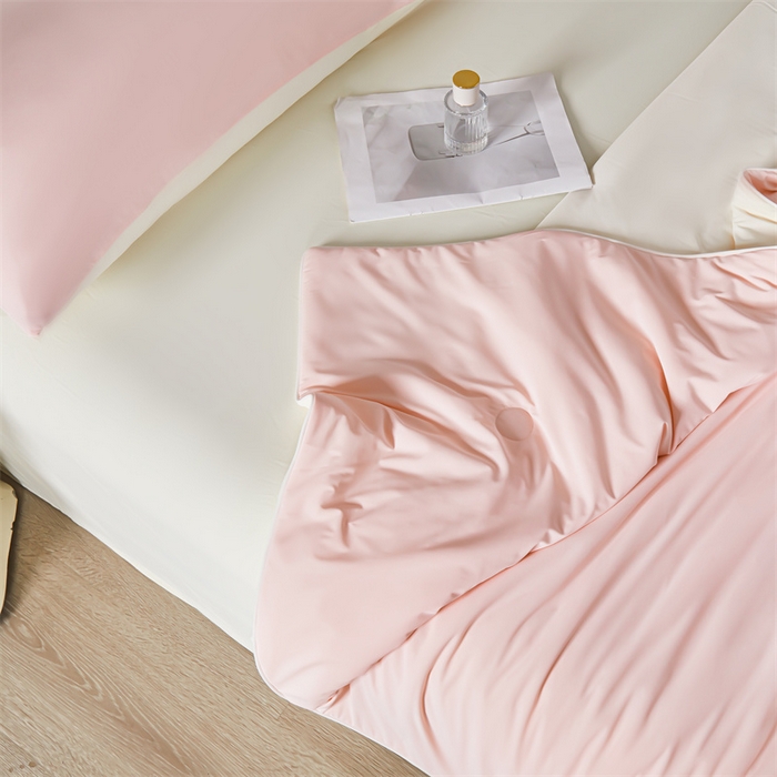 91家纺网 家纺一手货源 找家纺 雯豆家纺 2025夏季新品7A抗菌氨纶凉感丝夏凉被冰丝双人抑菌薄款透气薄被芯 冻冻凉感夏被-白桃粉+暖米色