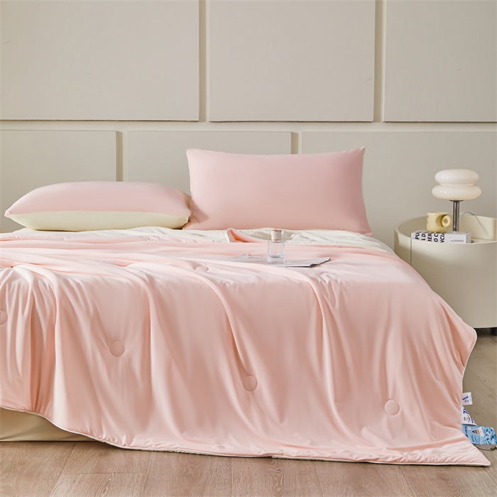 91家纺网 家纺一手货源 找家纺 雯豆家纺 2025夏季新品7A抗菌氨纶凉感丝夏凉被冰丝双人抑菌薄款透气薄被芯 冻冻凉感夏被-白桃粉+暖米色