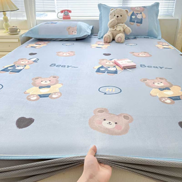 91家纺网 家纺一手货源 找家纺 鑫琪莱家纺 2025新款数码印花加密冰藤凉席三件套 床笠款-书院小熊