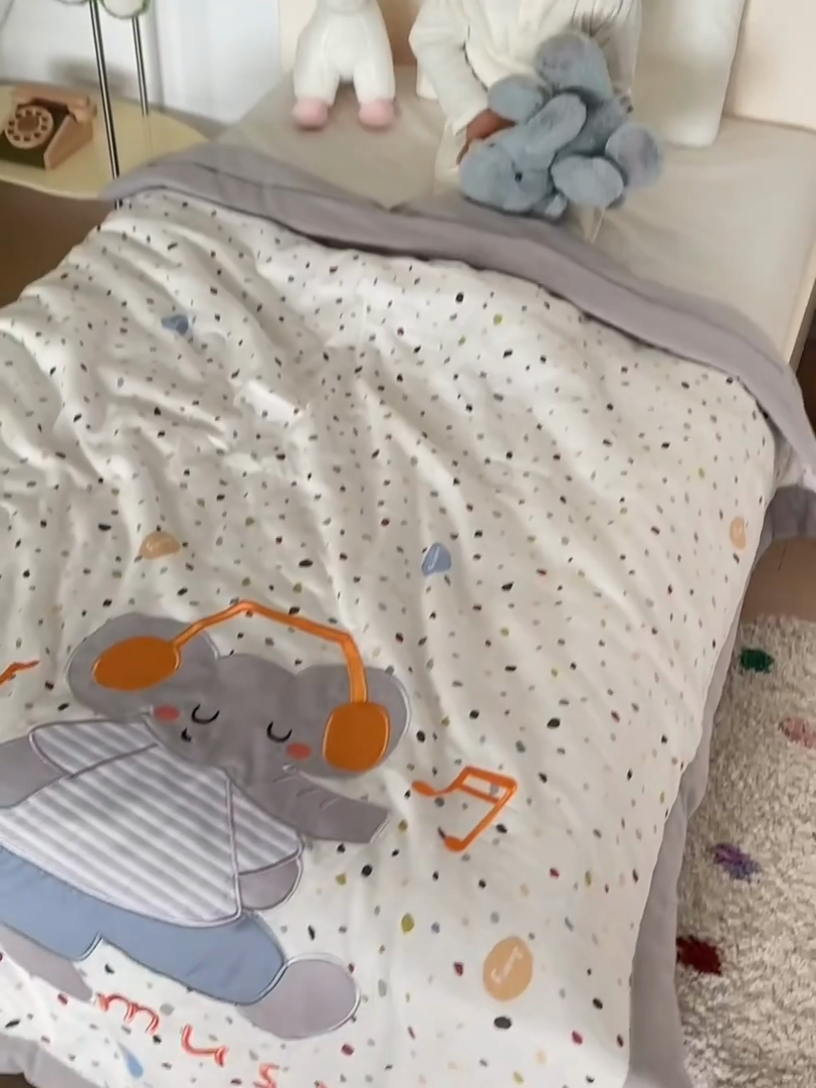 91家纺网 家纺一手货源 找家纺 荷马之梦 2025新款A类全棉双层纱贴布绣大豆儿童夏被轻芯系列 音乐小象