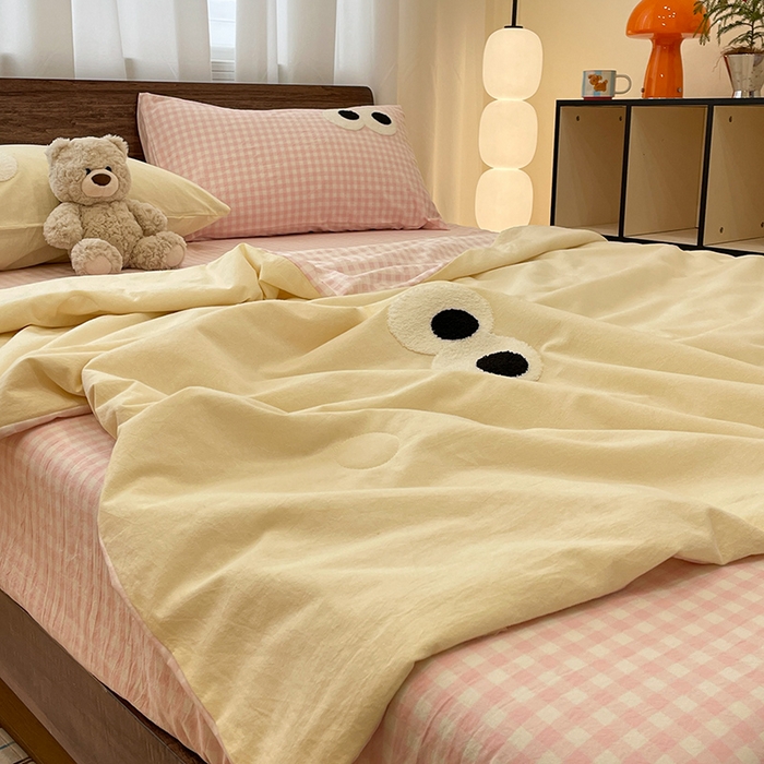 91家纺网 家纺一手货源 找家纺 桃心家居 2025新款云柔水洗棉毛巾绣大豆单夏被夏被四件套 水洗棉-大眼睛夏被奶黄粉小格