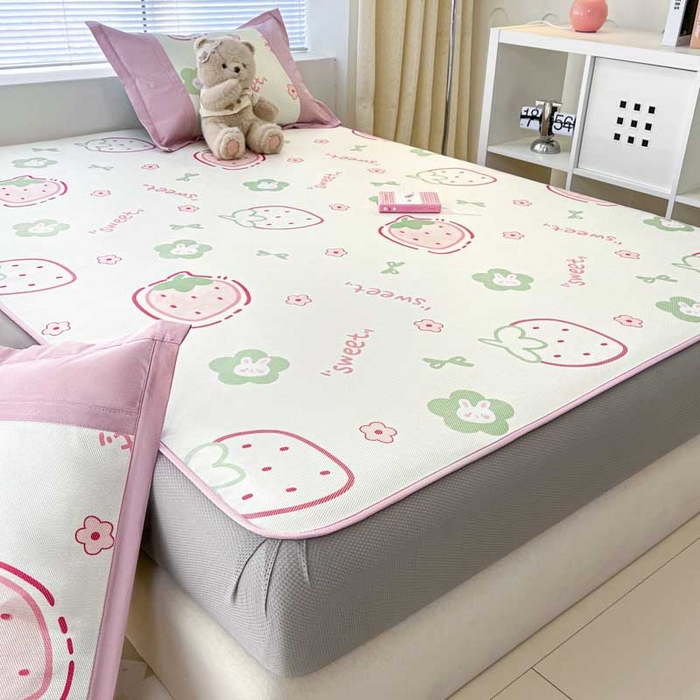 91家纺网 家纺一手货源 找家纺 鑫琪莱家纺 2025新款数码印花加密冰藤凉席三件套 床笠款-甜心草莓