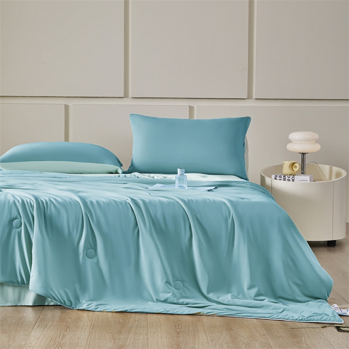 91家纺网 家纺一手货源 找家纺 雯豆家纺 2025夏季新品7A抗菌氨纶凉感丝夏凉被冰丝双人抑菌薄款透气薄被芯 冻冻凉感夏被-云天蓝+星云蓝