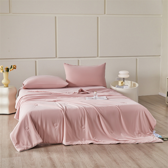 91家纺网 家纺一手货源 找家纺 雯豆家纺 2025夏季新品7A抗菌氨纶凉感丝夏凉被冰丝双人抑菌薄款透气薄被芯 冻冻凉感夏被-烟霞粉