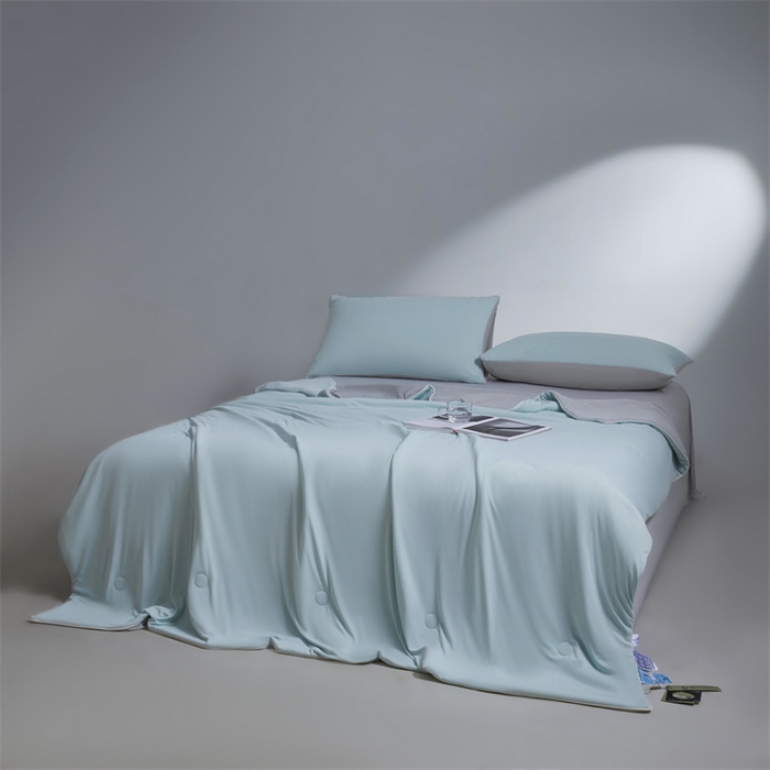 91家纺网 家纺一手货源 找家纺 雯豆家纺 2025夏季新品7A抗菌100%锦纶冰丝凉感夏凉被纯色拼色高档薄被空调被 小冰皮-繁星蓝+轻奢灰