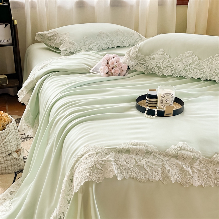 91家纺网 家纺一手货源 找家纺 雯豆家纺 2025夏季新品天丝蕾丝花边款夏被四件套夏天凉感薄被空调被 米娅-山茶绿