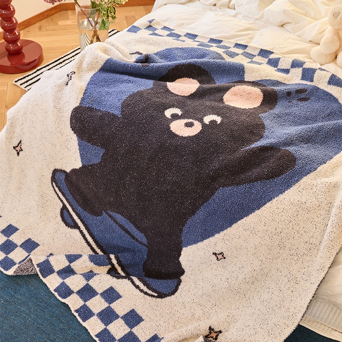 91家纺网 家纺一手货源 找家纺 （总）暖绵绵家纺 2025新款半边绒熊趣滑行卡通毯-皮卡熊