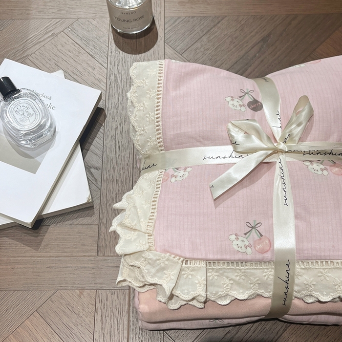 91家纺网 家纺一手货源 找家纺 荣轩家居 2025新款全棉双层纱镂空花边工艺款四件套蔓越桃桃