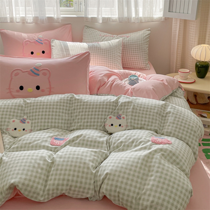 91家纺网 家纺一手货源 找家纺 星座家纺 2025新款水洗棉毛巾绣四件套 笑脸KT 绿粉