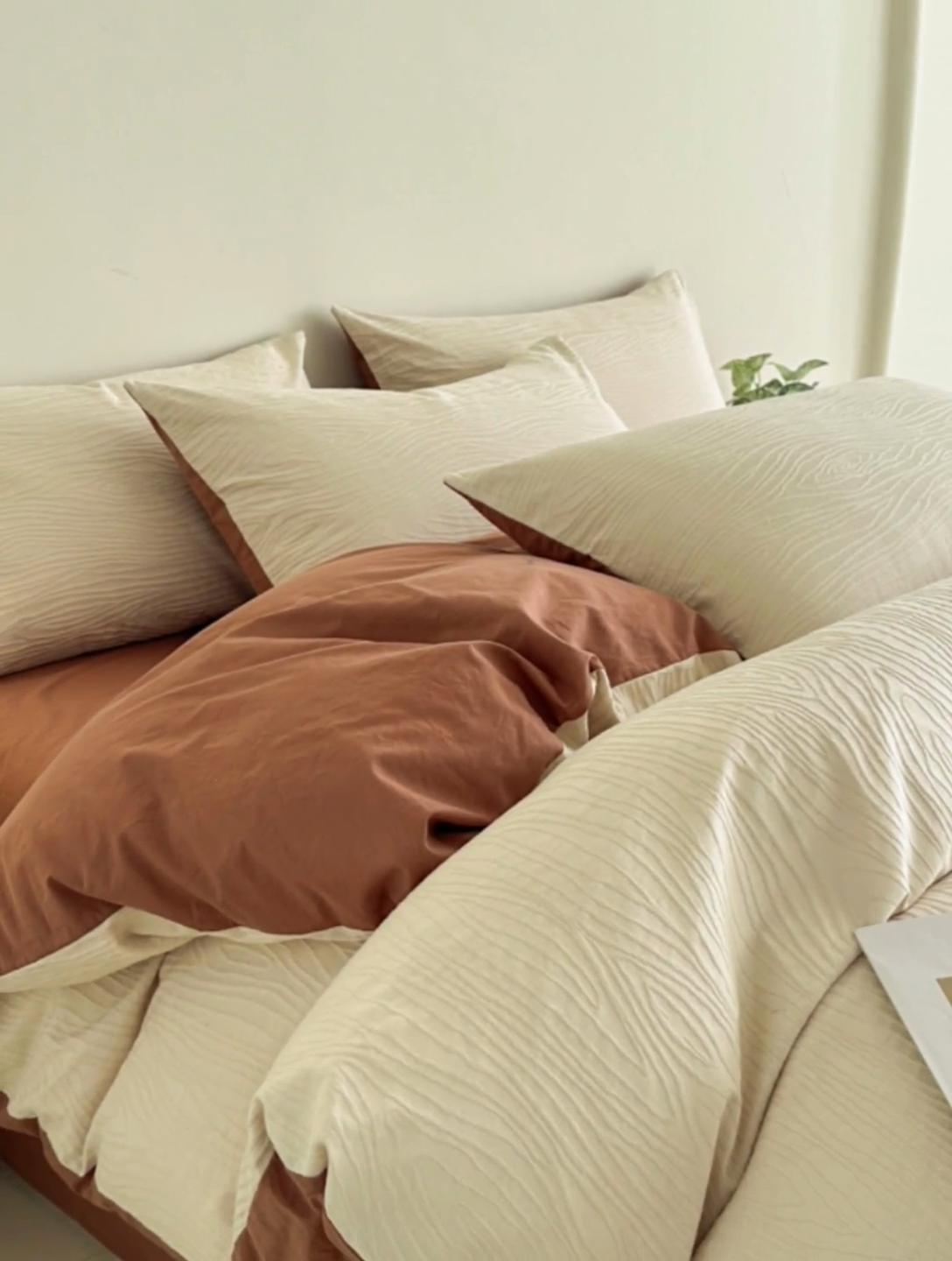 91家纺网 家纺一手货源 找家纺 欣晴家纺 2025新款亲肤水洗棉简约大提花四件套 浅灰+米驼