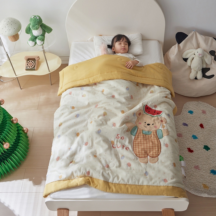 91家纺网 家纺一手货源 找家纺 荷马之梦 2025新款A类全棉双层纱贴布绣大豆儿童夏被轻芯系列 西瓜小熊