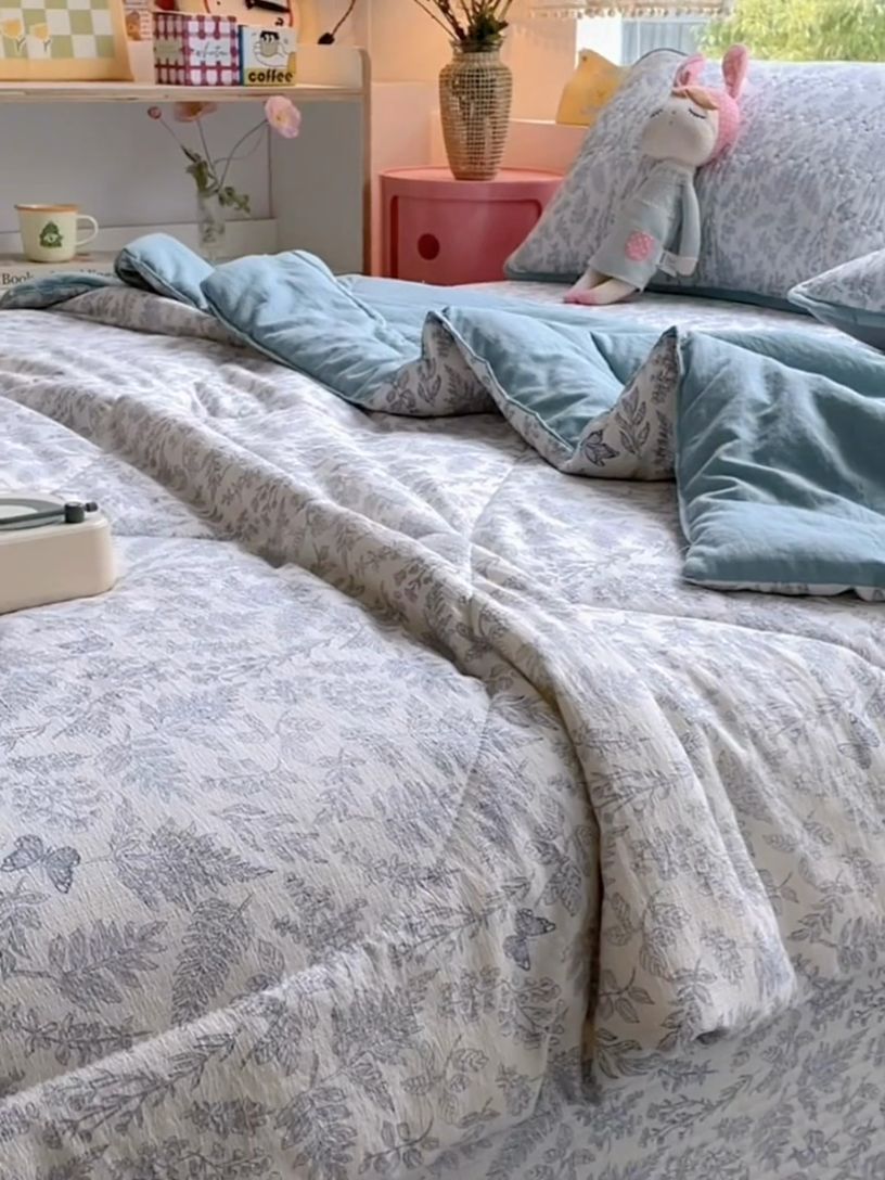 91家纺网 家纺一手货源 找家纺 老帅的工厂店2025新款a类云感双层纱7a抗菌夏被四件套 莫尼绿