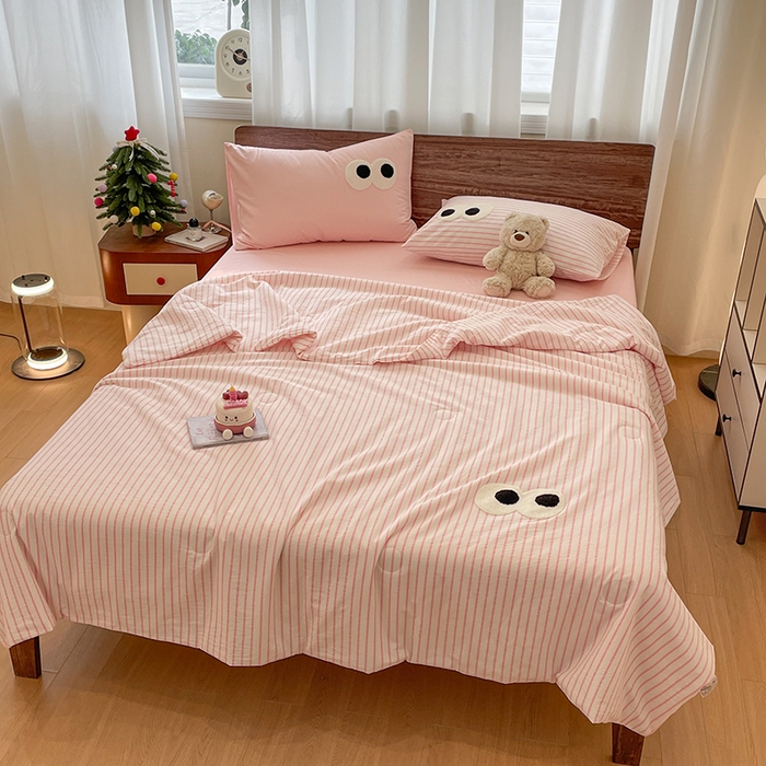 91家纺网 家纺一手货源 找家纺 桃心家居 2025新款云柔水洗棉毛巾绣大豆单夏被夏被四件套 水洗棉-大眼睛夏被粉条粉