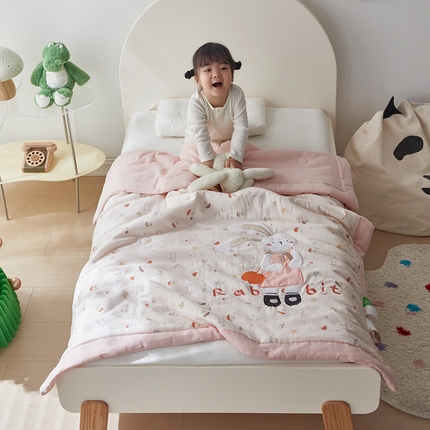 91家纺网 家纺一手货源 找家纺 荷马之梦 2025新款A类全棉双层纱贴布绣大豆儿童夏被轻芯系列 长耳朵兔兔