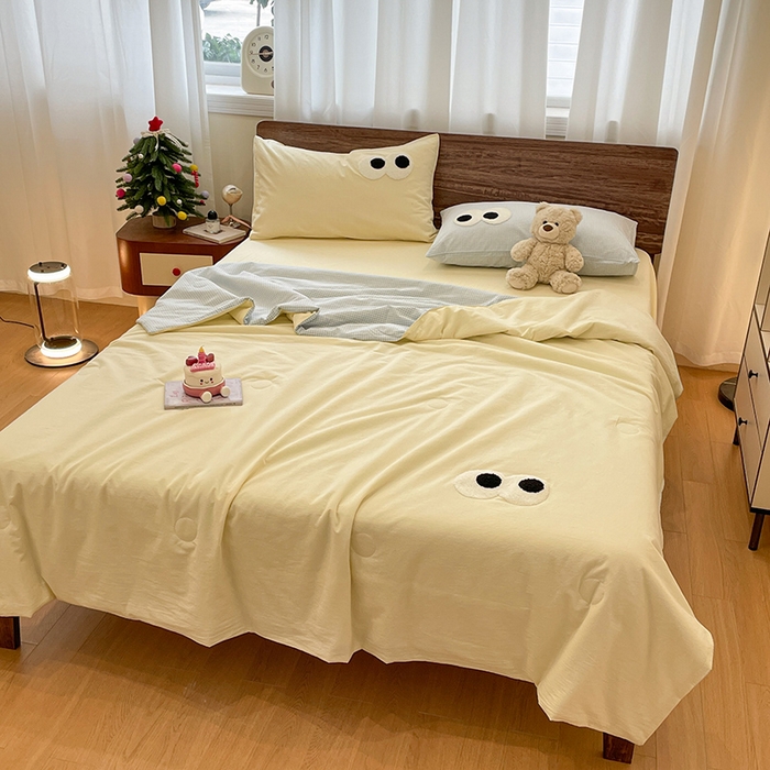 91家纺网 家纺一手货源 找家纺 桃心家居 2025新款云柔水洗棉毛巾绣大豆单夏被夏被四件套 水洗棉-大眼睛夏被奶黄小蓝格