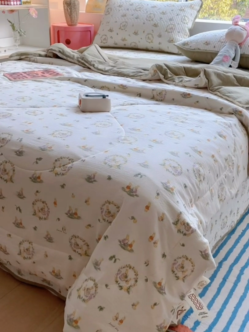 91家纺网 家纺一手货源 找家纺 老帅的工厂店2025新款a类云感双层纱7a抗菌夏被四件套 猫咪